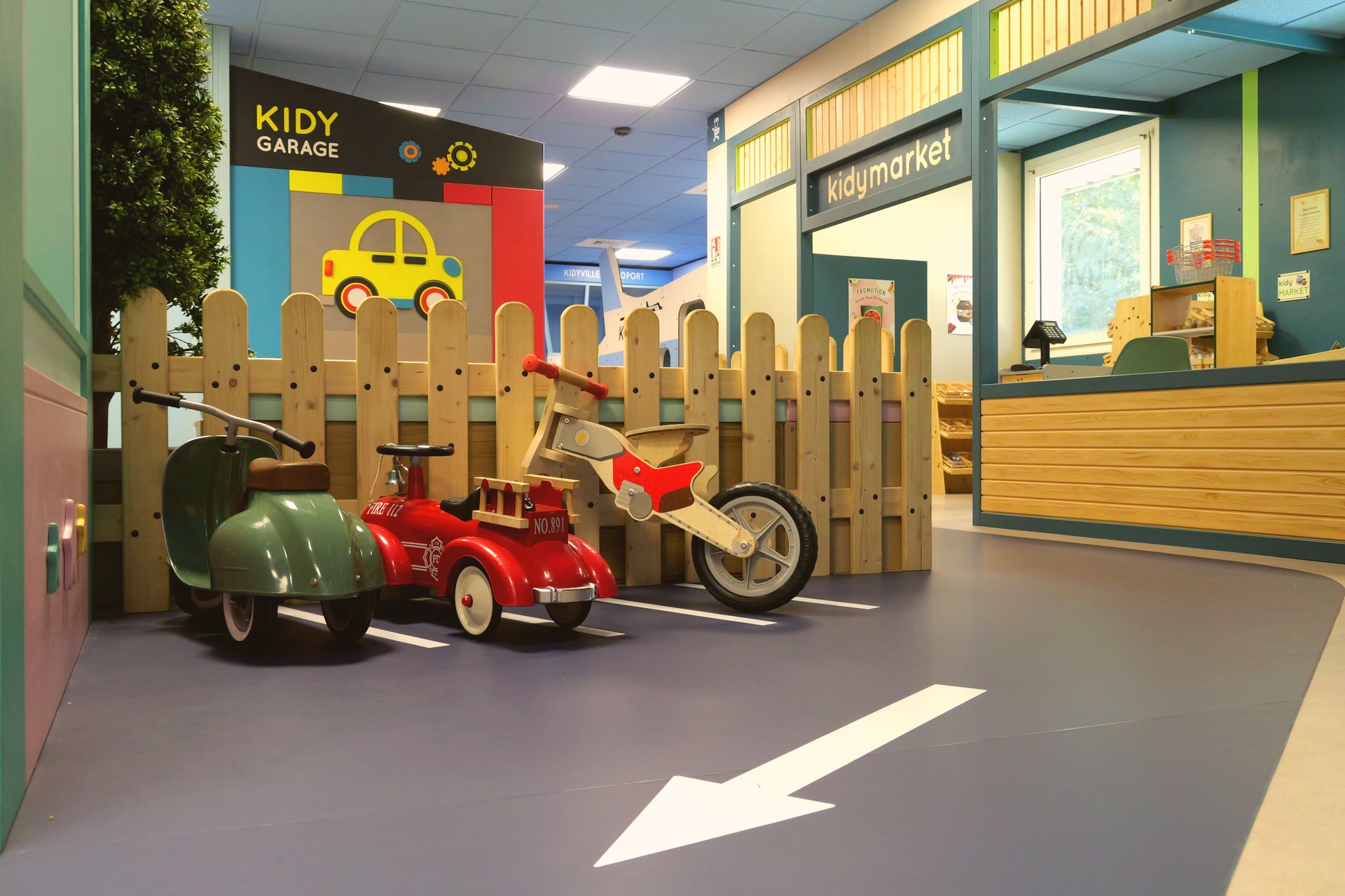 Enfants qui jouent dans une mini-ville immersive Kidyville